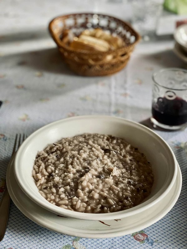 ¿Cuáles son los ingredientes para hacer un delicioso risotto de champiñones?